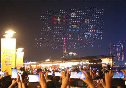 Drone show khổng lồ trình diễn bế mạc Lễ hội sông nước TPHCM