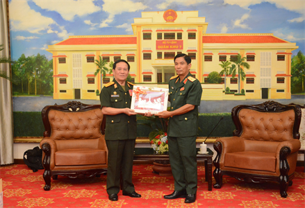 Thiếu tướng Đặng Văn Hùng tiếp Đoàn Hiệp hội Cựu chiến binh Thủ đô Viêng Chăn - Lào