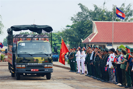 Đội K70 và K71 đưa 172 hài cốt liệt sĩ quân tình nguyện và chuyên gia Việt Nam hi sinh tại Campuchia về nước