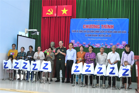 Quận ủy Gò Vấp phối hợp Bộ Tư lệnh TPHCM tặng quà gia đình chính sách