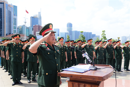 Đoàn đại biểu dự Đại hội Thi đua Quyết thắng Lực lượng vũ trang Quân khu 7 giai đoạn 2019 – 2024 dâng hương, báo công với Bác