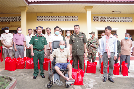 Bộ CHQS tỉnh Tây Ninh khám bệnh, cấp thuốc, tặng quà cho người dân Campuchia