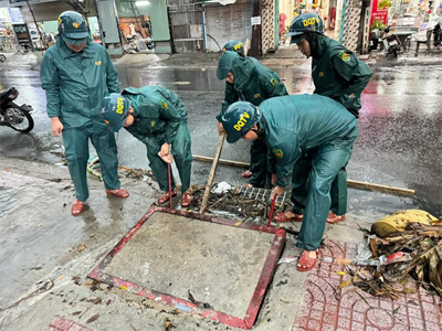 LLVT Thành phố Thủ Dầu Một tích cực giúp đỡ Nhân dân khắc phục hậu quả mưa bão