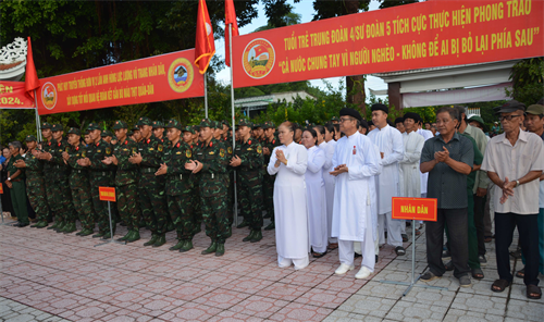 Trung đoàn 4, Sư đoàn 5 tổ chức làm công tác dân vận trên địa bàn xã Long Vĩnh, huyện Châu Thành, tỉnh Tây Ninh