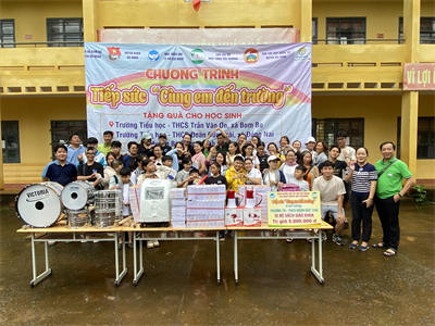 Ban CHQS huyện Bù Đăng phối hợp tổ chức Chương trình “Tiếp sức cùng em đến trường”