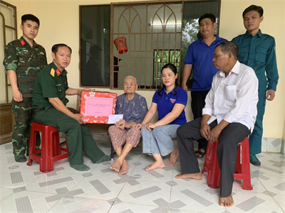 Ban CHQS huyện Xuyên Mộc phối hợp thăm, tặng quà tri ân Mẹ Việt Nam anh hùng