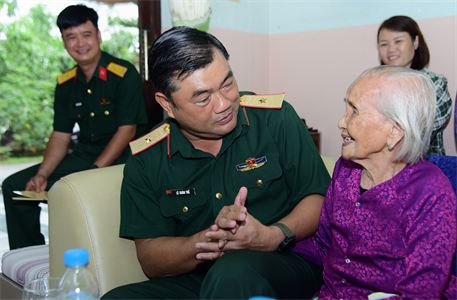 Thiếu tướng Lê Xuân Thế, Phó Tư lệnh Quân khu thăm Mẹ Việt Nam anh hùng
