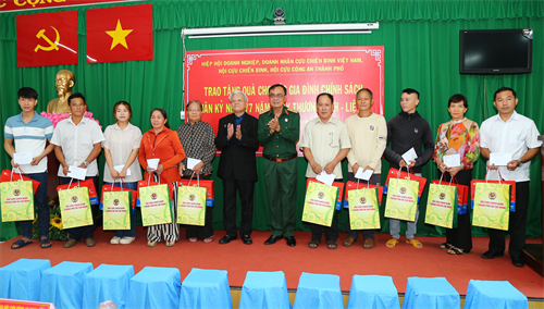 Hội Cựu Chiến binh Thành phố Hồ Chí Minh tặng quà cho các gia đình chính sách tại huyện Củ Chi