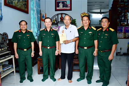 Trung tướng Trần Hoài Trung thăm thủ trưởng Bộ Tư lệnh Quân khu qua các thời kỳ