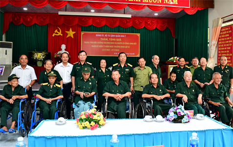 Trung tướng Trần Hoài Trung thăm, tặng quà Trung tâm điều dưỡng Thương binh và người có công Long Đất