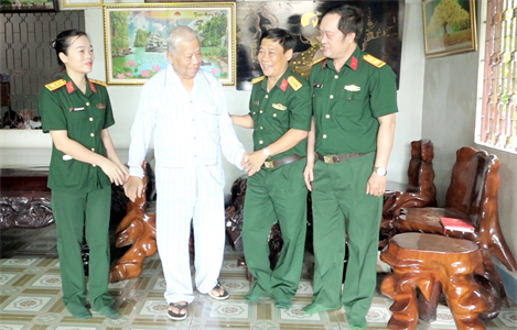 Thủ trưởng Bộ CHQS tỉnh Bình Dương thăm, tặng quà các đồng chí nguyên lãnh đạo Bộ CHQS tỉnh