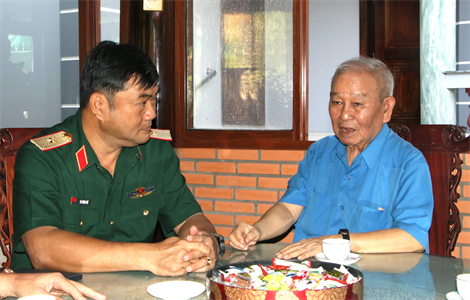 Thiếu tướng Lê Xuân Thế, Phó Tư lệnh Quân khu 7 thăm Đại tướng Lê Văn Dũng