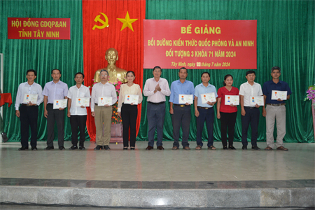 Tây Ninh bế giảng lớp bồi dưỡng kiến thức quốc phòng và an ninh đối tượng 3
