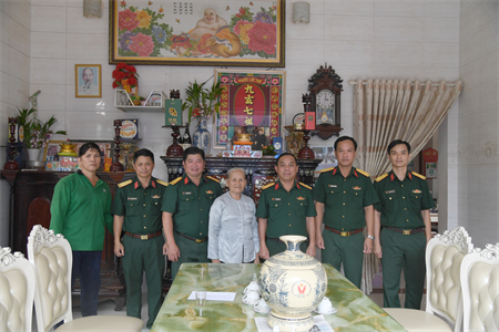 Bộ CHQS tỉnh Long An thăm, tặng quà Mẹ Việt Nam Anh hùng