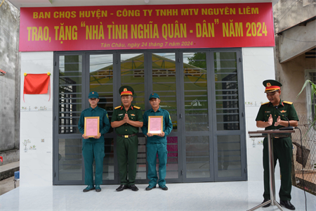 Ban CHQS huyện Tân Châu, tỉnh Tây Ninh Châu trao tặng nhà “Tình nghĩa quân - dân”