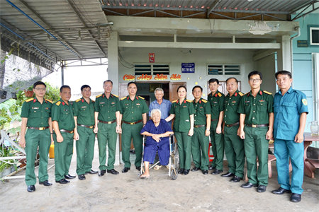 Bộ CHQS tỉnh Bà Rịa - Vũng Tàu thăm, tặng quà Mẹ Việt Nam anh hùng