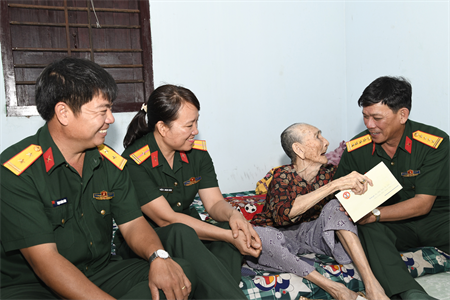 Bộ CHQS tỉnh Bình Thuận thăm, tặng quà Mẹ Việt Nam Anh hùng, Anh hùng LLVT nhân dân