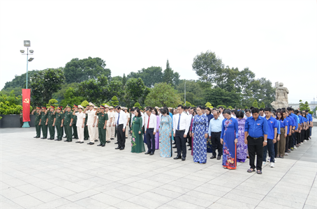 Đảng ủy, Bộ Tư lệnh Quân khu 7 dâng hương tưởng niệm các anh hùng liệt sĩ