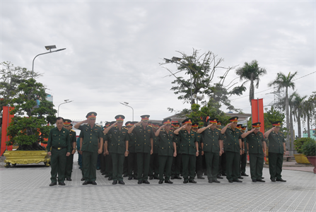 Lực lượng vũ trang tỉnh Long An viếng nghĩa trang liệt sĩ