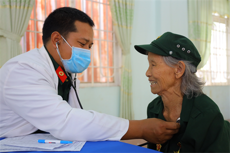 Bệnh viện Quân dân Y miền Đông khám bệnh, cấp thuốc, tặng quà đối tượng chính sách tại tỉnh Bình Phước