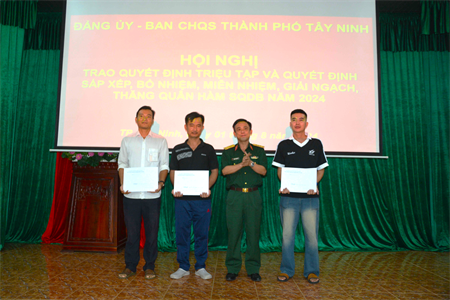 Ban CHQS thành phố Tây Ninh trao quyết định tham gia kiểm tra sẵn sàng động viên kết hợp huấn luyện, tham gia diễn tập khu vực phòng thủ năm 2024