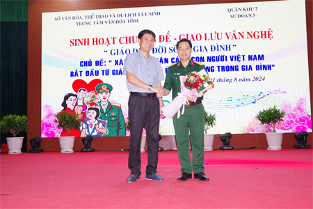 Sư đoàn 5 sinh hoạt chuyên đề “Xây dựng nhân cách con người Việt Nam bắt đầu từ giáo dục, đạo đức, lối sống trong gia đình”