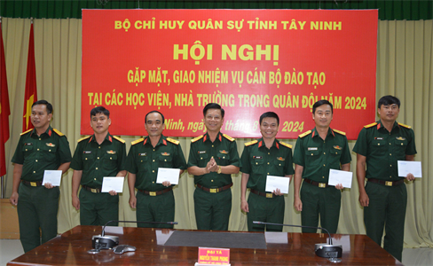 Bộ CHQS tỉnh Tây Ninh gặp mặt, giao nhiệm vụ cán bộ đào tạo tại các học viện, nhà trường trong Quân đội năm 2024