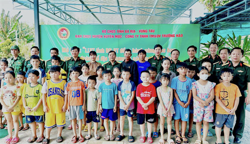 Ban CHQS huyện Xuyên Mộc phối hợp tổ chức lớp dạy bơi an toàn cho trẻ