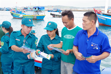 Chiến sĩ “sao vuông” chung tay gỡ thẻ vàng