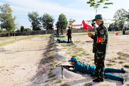 Ban CHQS thành phố Bến Cát, tỉnh Bình Dương kiểm tra bắn đạn thật lực lượng dân quân tự vệ