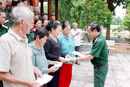 Bộ CHQS tỉnh Bình Dương đón, tiếp đoàn cựu chiến binh Trung đoàn 16 các tỉnh phía Bắc về thăm chiến trường xưa