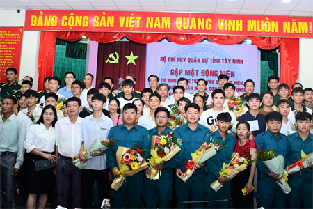 Bộ CHQS tỉnh Tây Ninh tặng quà các thí sinh trúng tuyển các học viện, nhà trường trong và ngoài Quân đội