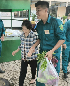 "Bó rau chiến sĩ" gửi tấm lòng người chiến sĩ "sao vuông"