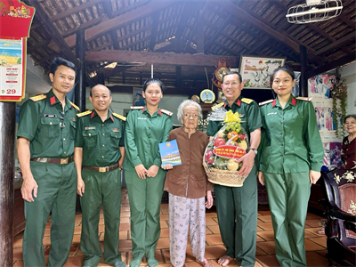 Bộ chỉ huy quân sự tỉnh Bà Rịa - Vũng Tàu thăm, tặng quà Mẹ Việt Nam anh hùng