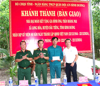 Bộ CHQS tỉnh Bình Dương bàn giao nhà “Đại đoàn kết”