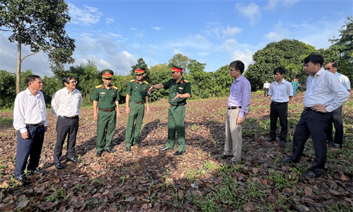 Đồng chí Nguyễn Sơn Hùng, Phó Chủ tịch UBND tỉnh Đồng Nai trực tiếp chỉ đạo tìm kiếm hài cốt liệt sĩ tại huyện Trảng Bom