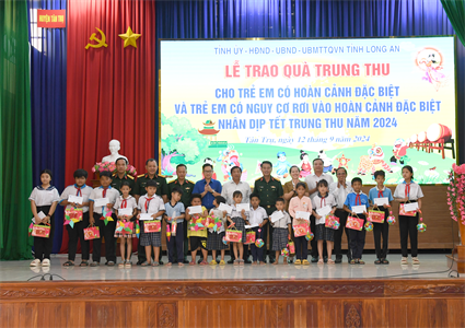 Tỉnh Long An trao quà trung thu cho trẻ em có hoàn cảnh khó khăn