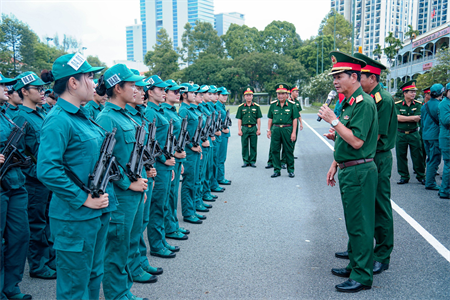 Khối nữ du kích miền Nam tích cực luyện tập tham gia diễu binh, diễu hành