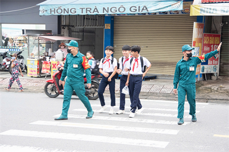 Lực lượng dân quân tham gia mô hình “Trường học an toàn giao thông”