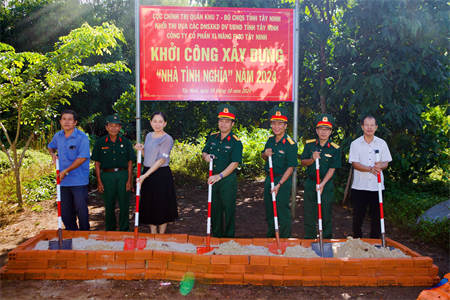 Cục Chính trị Quân khu trao kinh phí xây dựng “nhà tình nghĩa” 4 tại tỉnh Tây Ninh