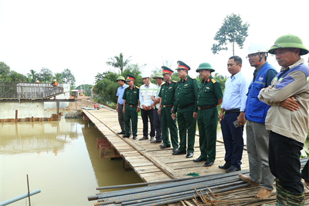 Bộ Tư lệnh Quân khu 7 kiểm tra kết quả thi công đường tuần tra biên giới tại Tây Ninh