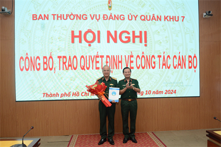 Ban Thường vụ Đảng ủy Quân khu công bố, trao quyết định về công tác cán bộ