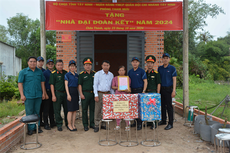 Bộ CHQS tỉnh Tây Ninh trao tặng “Nhà đại đoàn kết”