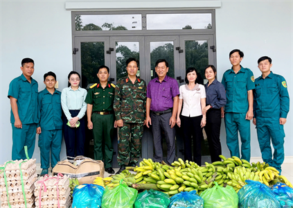 Thăm, tặng quà động viên lực lượng chuẩn bị diễn tập tác chiến phòng thủ Quân khu năm 2024