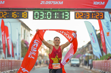 Runner Việt Nam và Lào vô địch đường chạy Viettel Marathon