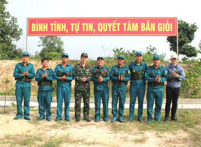 Ban CHQS thành phố Thủ Dầu Một kiểm tra bắn đạn thật bài 1 súng tiểu liên AK cho lực lượng tự vệ