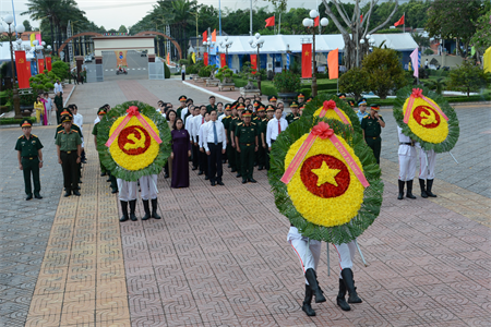 Thượng tướng Lê Huy Vịnh dâng hương, tưởng niệm các Anh hùng liệt sĩ tại Tượng đài Chiến thắng Bình Giã