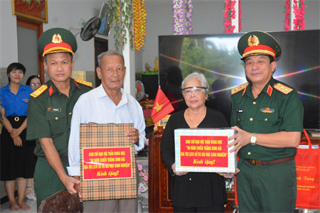 Trung tướng Trương Thiên Tô thăm, tặng quà tri ân gia đình các nhân chứng lịch sử tham gia Chiến dịch Bình Giã