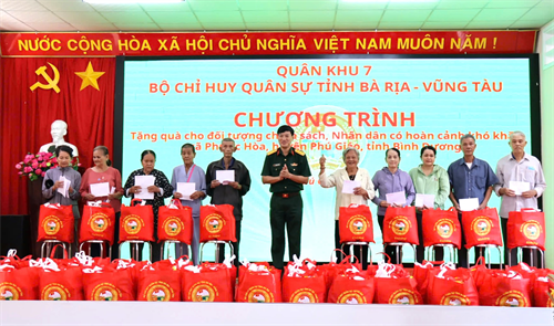 Bộ CHQS tỉnh Bà Rịa - Vũng Tàu tặng 100 phần quà cho người nghèo huyện Phú Giáo, tỉnh Bình Dương