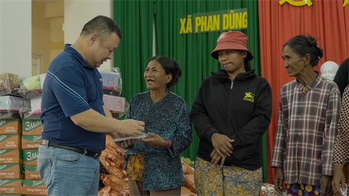 Hàng trăm phần quà ý nghĩa được trao tặng tại chương trình thiện nguyện "San sẻ yêu thương"